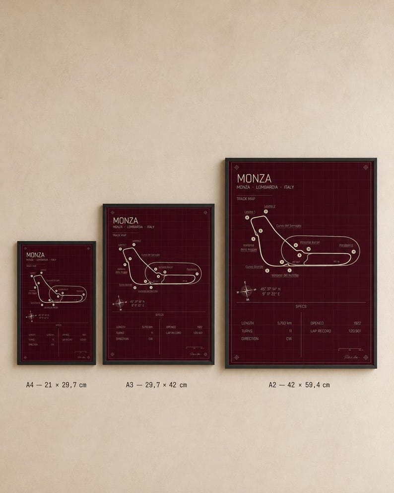 Op de afbeelding: Drie ingelijste prints van de Monza racecircuitkaart in bordeauxrood en wit. De prints zijn gelabeld A4 (21 x 29,7 cm), A3 (29,7 x 42 cm) en A2 (42 x 59,4 cm). Elke print bevat circuitdetails.