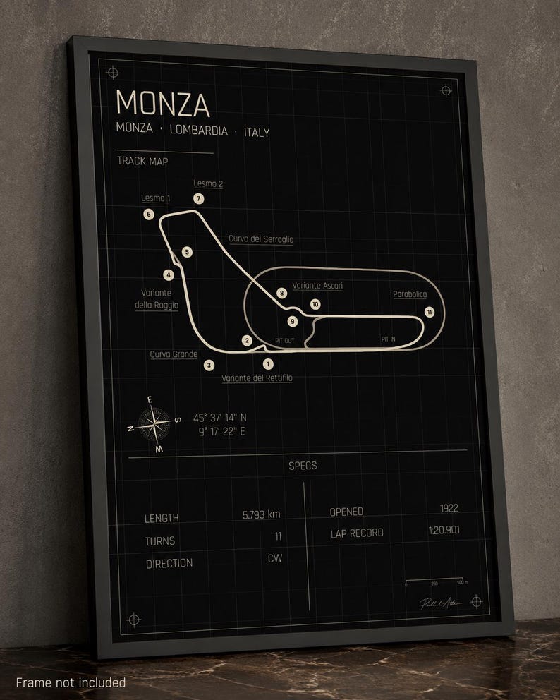 Op de afbeelding: Zwart ingelijste Monza racecircuit kaart poster. De kaart is in witte lijnen op een zwarte achtergrond. De poster bevat circuitdetails, locatie en specificaties. De tekst "MONZA" staat bovenaan.