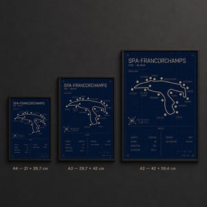 Pode incluir: Tr&ecirc;s mapas emoldurados do circuito de Spa-Francorchamps em v&aacute;rios tamanhos. Os mapas s&atilde;o em estilo de planta com linhas brancas sobre um fundo azul escuro. Cada moldura tem o nome e as especifica&ccedil;&otilde;es da pista. A maior moldura mede 42 x 59,4 cm.