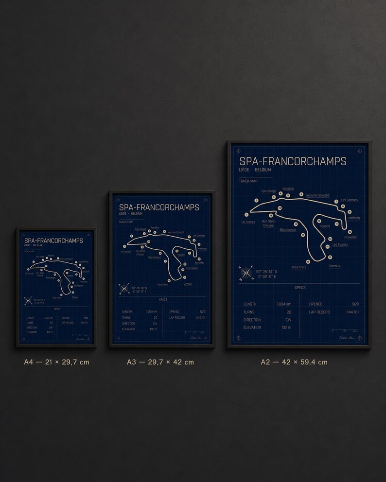 Pode incluir: Tr&ecirc;s mapas emoldurados do circuito de Spa-Francorchamps em v&aacute;rios tamanhos. Os mapas s&atilde;o em estilo de planta com linhas brancas sobre um fundo azul escuro. Cada moldura tem o nome e as especifica&ccedil;&otilde;es da pista. A maior moldura mede 42 x 59,4 cm.