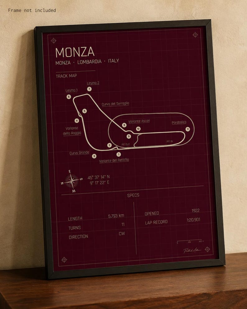 Op de afbeelding: Ingelijste print van het Monza-circuit in Itali&euml;, met een bordeauxrode achtergrond en witte circuitlijnen. De print bevat circuitdetails, co&ouml;rdinaten en specificaties zoals lengte (5,793 km), bochten (11) en ronderecord (1:20.901).