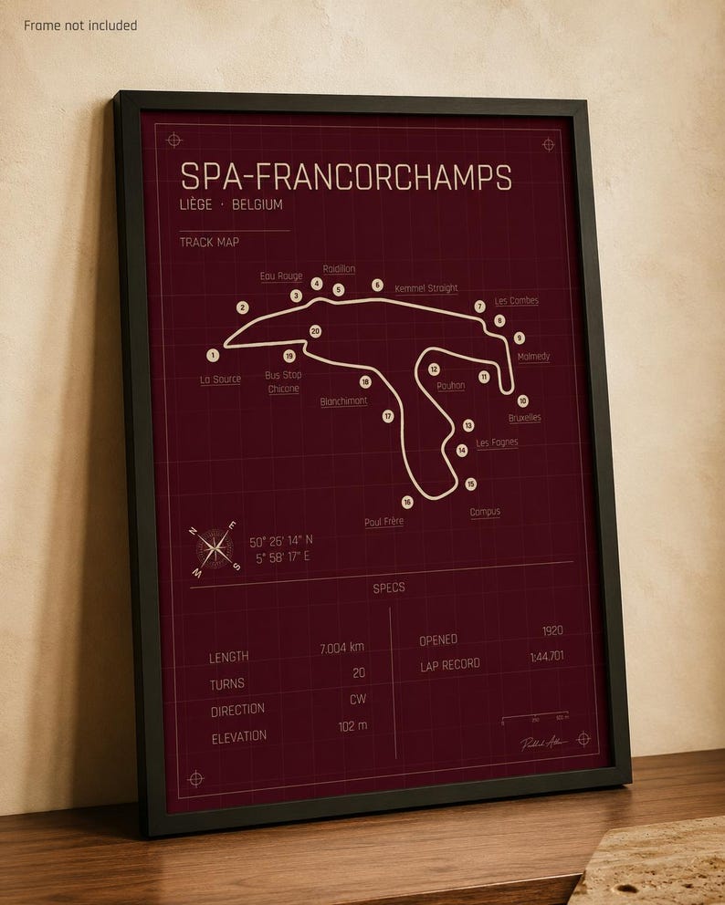 Pode incluir: Mapa do circuito de Spa-Francorchamps emoldurado em preto. O mapa &eacute; uma ilustra&ccedil;&atilde;o detalhada do circuito belga, com curvas e caracter&iacute;sticas principais rotuladas em branco sobre um fundo bord&ocirc;. Inclui especifica&ccedil;&otilde;es como comprimento e eleva&ccedil;&atilde;o.