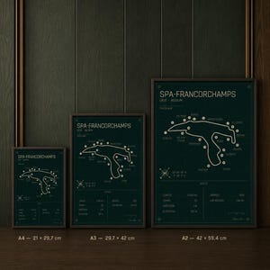 Pode incluir: Tr&ecirc;s mapas emoldurados do circuito de Spa-Francorchamps em v&aacute;rios tamanhos. Os mapas s&atilde;o em branco sobre um fundo verde escuro, com o texto "SPA-FRANCORCHAMPS LIEGE BELGIUM" no topo. A moldura mais pequena tem 21 x 29,7 cm, a m&eacute;dia 29,7 x 42 cm e a maior 42 x 59,4 cm.