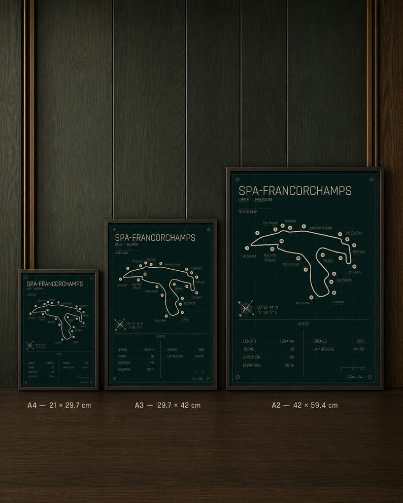 Pode incluir: Tr&ecirc;s mapas emoldurados do circuito de Spa-Francorchamps em v&aacute;rios tamanhos. Os mapas s&atilde;o em branco sobre um fundo verde escuro, com o texto "SPA-FRANCORCHAMPS LIEGE BELGIUM" no topo. A moldura mais pequena tem 21 x 29,7 cm, a m&eacute;dia 29,7 x 42 cm e a maior 42 x 59,4 cm.