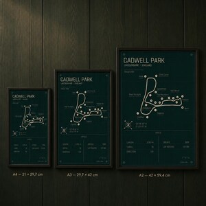 K&ouml;nnte beinhalten: Drei gerahmte Drucke der Rennstrecke Cadwell Park in Lincolnshire, England. Die Drucke sind in den Gr&ouml;&szlig;en A4 (21 x 29,7 cm), A3 (29,7 x 42 cm) und A2 (42 x 59,4 cm) mit dunkelgr&uuml;nem Hintergrund und wei&szlig;em Streckenlayout.
