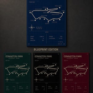 Op de afbeelding: Een reeks Donington Park circuitkaartprints in blauw, groen, zwart en rood. Elke print toont de lay-out van het circuit, de locatie en specificaties, waaronder een lengte van 2,496 km en 12 bochten. De prints zijn gelabeld met "Blueprint Edition", "Heritage Edition", "Midnight Edition" en "Rosso Edition".