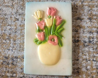 Vintage Mid-Century 3D Chalkware Tulip Wall Plaque - Retro Cottagecore Floral Decor. Ready to hang or display on a shelf