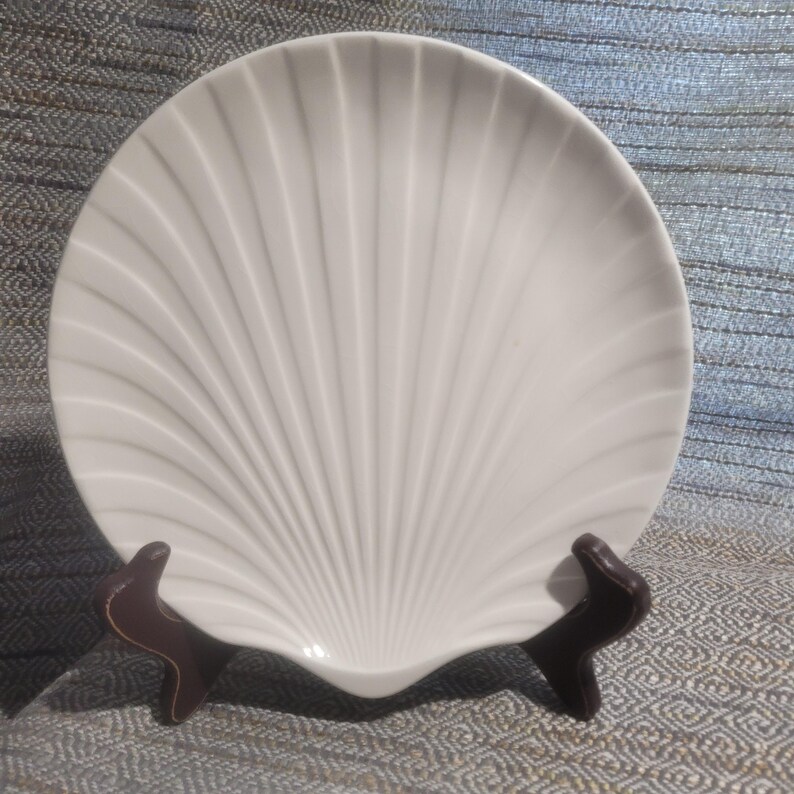 White Shell-Pattern Ceramic Serving Plates - Unbranded. Coquille. Scalloped detailed medium sized plates. Beautiful white color. Vintage image 6