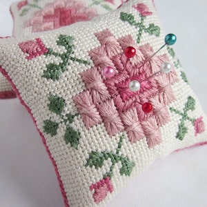 Point de Rhodes et motif de broderie en forme de coussin d&#39;épingle de roses, téléchargement numérique instantané