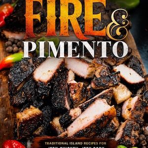 Op de afbeelding: Een kookboek getiteld The Authentic Jamaican Cookbook Fire & Pimento door Orlando Young. De kaft toont een hoop geroosterd, in plakjes gesneden jerk-varkensvlees met een donkere, knapperige buitenkant en een lichtroze binnenkant, omringd door paprika's.