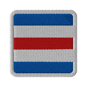 Peut inclure: Un écusson brodé carré présentant un motif à rayures horizontales. Le design se compose d'une bande bleue supérieure, une bande blanche, une bande rouge centrale, une seconde bande blanche et une bande bleue inférieure, bordées de gris.