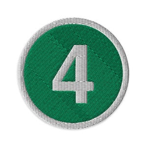 Pode incluir: Patch bordado redondo com o número 4 branco sobre um fundo verde. O círculo verde é emoldurado por uma borda cinza prateada. O patch tem um acabamento texturizado.