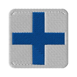 Puede incluir: Un parche bordado de forma cuadrada que presenta un fondo gris claro con una cruz azul audaz y centrada. El diseño tiene esquinas redondeadas y una textura de costura visible en toda la superficie del emblema de tela.