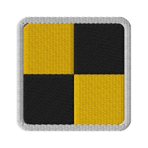 Op de afbeelding: Een vierkante geborduurde patch met een dambordpatroon van afwisselende gele en zwarte kwadranten. De patch heeft afgeronde hoeken en is afgewerkt met een dikke, lichtgrijze gestikte rand die het gehele ontwerp omlijst.