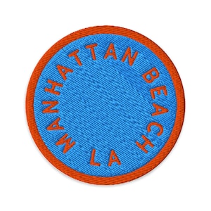 Patch bordado de Manhattan Beach | Los Angeles, Califórnia | Azul Pacífico + Laranja Pier | 7,6 cm