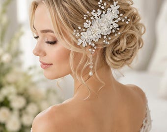 Peineta nupcial blanca con flores, perlas, diamantes de imitación y tocado de boda plateado.