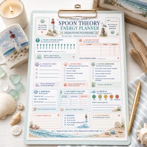Puede incluir: Un planificador de energ&iacute;a Spoon Theory Coastal Calm impreso en una hoja blanca sujeta por un portapapeles dorado. El planificador incluye secciones para conteo de cucharas, presupuestos de energ&iacute;a, prioridades, descansos e ilustraciones de faros.