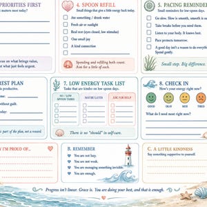 Puede incluir: Una p&aacute;gina de planificador diario con secciones tituladas Priorities First, Spoon Refill, Pacing Reminders, Rest Plan, Low Energy Task List, Check In, Today I'm Proud Of, Remember y A Little Kindness, decorada con ilustraciones de conchas y mar.