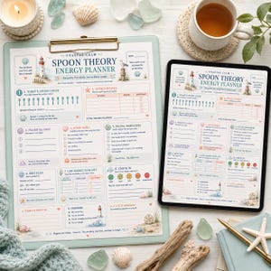 Puede incluir: Un planificador de energ&iacute;a Spoon Theory Coastal Calm impreso en un portapapeles y mostrado en una tableta. El planificador incluye secciones para conteo de cucharas, presupuestos de energ&iacute;a y recordatorios, decorado con ilustraciones de faros y conchas.