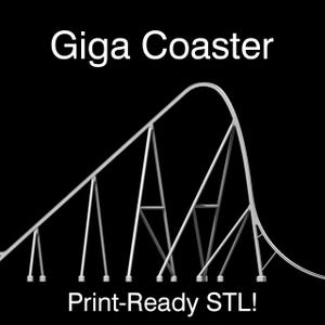 Puede incluir: Modelo 3D blanco de una montaña rusa sobre un fondo negro. El texto "Giga Coaster" está en la parte superior y "Print-Ready STL!" en la inferior. El diseño de la montaña rusa presenta una caída alta y curva.