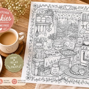 Pu&ograve; includere: Una pagina da colorare a tema cucina accogliente con un'illustrazione dettagliata di una scena di cucina, tra cui utensili da forno, un gatto e il testo "Cozy Kitchen Cookies Coloring Page". Sono visibili anche una tazza di caff&egrave; e biscotti a forma di cuore.