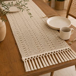 Camino de mesa estilo bohemio, camino de mesa de encaje de ganchillo color crema con borlas, decoración de mesa de comedor estilo granja, acento rústico para mesa de boda