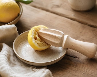 Wooden Lemon Juicer, Manual Citrus Reamer, Handheld Lemon Squeezer, Natural Wood Citrus Press, Kitchen Juicing Tool