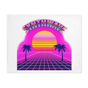 Op de afbeelding: Witte kussensloop met een retro synthwave design. Het ontwerp bevat een levendige roze en gele zonsondergang, palmbomen en een neon raster. Het woord "SYNTHWAVE" is in een kleurrijk, jaren 80-geïnspireerd lettertype bovenaan gebogen.