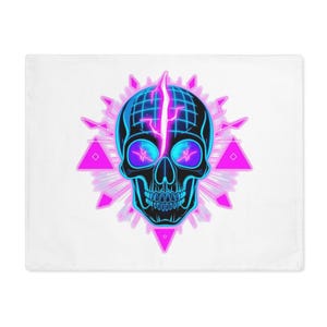 Op de afbeelding: Witte kussensloop met een neon schedel ontwerp. De zwarte schedel heeft blauwe en roze accenten, waaronder bliksemdetails en een rasterpatroon. Roze geometrische vormen omringen de schedel.
