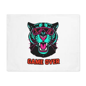 Op de afbeelding: Witte kussensloop met een gestileerde tijgerkop met zonnebril. De tijger is zwart, teal en roze, met een open mond. De woorden "GAME OVER" staan in oranje tekst eronder.