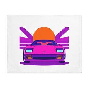Op de afbeelding: Illustratie van een roze sportwagen met een retro-esthetiek. De auto staat tegen een achtergrond van een opkomende oranje zon en paarse stralen, wat een levendig en gestileerd ontwerp creëert. De auto heeft blauwe koplampen.
