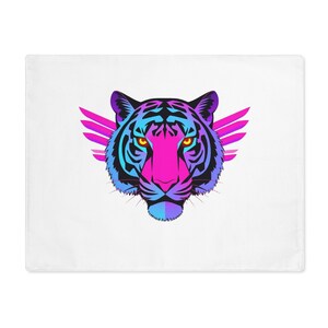 Op de afbeelding: Witte kussensloop met een levendig tijgerkopontwerp. Het gezicht van de tijger is weergegeven in tinten blauw, paars en roze, met gele ogen en zwarte strepen. Roze vleugels zijn achter de kop geplaatst, wat een opvallende afbeelding creëert.