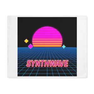Op de afbeelding: Een witte kussensloop met een retro synthwave-ontwerp. Het ontwerp bevat een roze en oranje zon, een blauw raster en het woord "SYNTHWAVE" in een neonlettertype. Gele en blauwe ruitvormen zijn ook aanwezig.