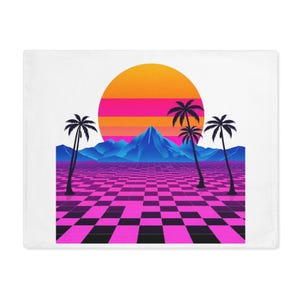 Op de afbeelding: Een witte kussensloop met een retro-ontwerp. Het ontwerp bevat een levendige oranje en roze zonsondergang, blauwe bergen, palmbomen en een roze en zwarte geblokte vloer.