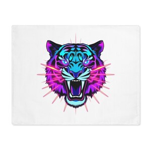 Op de afbeelding: Wit rechthoekig kussen met een neon tijgerkopontwerp. De tijger heeft een blauw en paars kleurenschema met gloeiende accenten en een open mond, tegen een witte achtergrond.