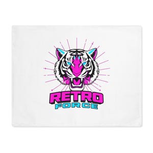 Op de afbeelding: Witte kussensloop met een retro design. Het heeft een tijgerkop, stralende lijnen en de tekst "RETRO FORCE" in roze en blauw. De tijger heeft zwart-witte strepen, roze accenten en blauwe ogen.