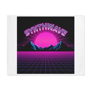 Op de afbeelding: Een witte kussensloop met een retro Synthwave-ontwerp. Het ontwerp bevat een felroze zon, blauwe bergen en een paars en blauw raster, met het woord "SYNTHWAVE" in roze neon.