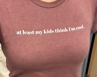 T-shirt drôle de citation de papa de maman « au moins mes enfants pensent que je suis cool » pour des mamans ou des papas, t-shirt à manches courtes en jersey unisexe humoristique,