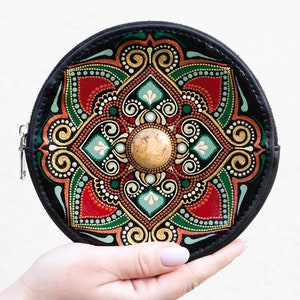 Cartera pintada a mano con diseño étnico en colores tierra e incrustaciones de jaspe natural, bolsa de cuero vegano con cremallera, billetera boho para regalo de esposa