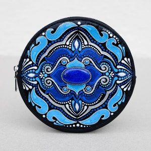 Cartera boho pintada a mano en azul con piedra lapislázuli natural, bolsa de cuero vegano con cremallera, monedero, regalo para esposa