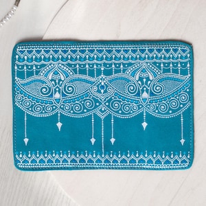 Élégante couverture de passeport en cuir bohème peinte à la main, étui à passeport personnalisé, cadeau de voyage unique pour femme