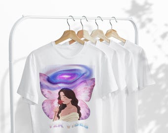 Camiseta unisex Softstyle con estampado de mariposas Cosmic Bloom del año 2000