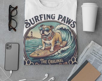 Camiseta unisex de estilo suave con estampado de Surfing Paws "El Club de Surf Canino Original".