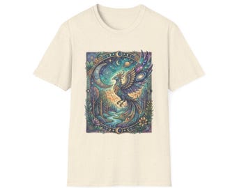 Camiseta unisex de estilo softstyle con estampado de fénix celestial encantado, diseño de bosque místico y galaxia.