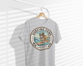 Surfing Paws EST. 2024 Camiseta unisex de estilo suave con estampado de perro en la playa tropical
