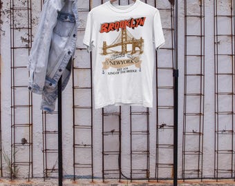 Camiseta unisex de estilo softstyle con estampado vintage del Puente de Brooklyn, Nueva York.