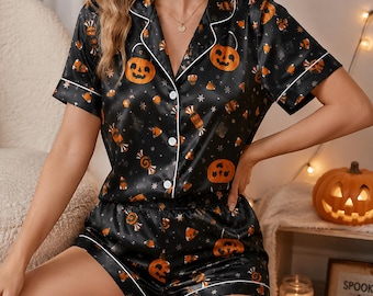 魅惑的な季節のアートワークが施された、ハロウィンにぴったりのサテンパジャマセット