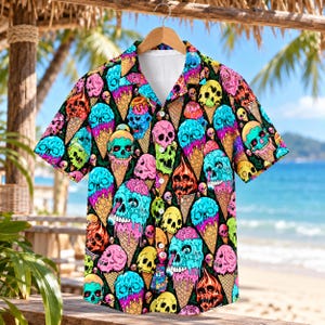 Puede incluir: Una camisa de manga corta con botones que presenta un patrón vibrante y repetitivo de conos de helado derritiéndose con calaveras coloridas en tonos rosa neón, azul brillante, amarillo y naranja sobre un fondo negro.