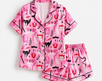 Roze Halloween-esthetiek pyjama, speelse occulte grafische loungewear slaapcollectie, top en broek.