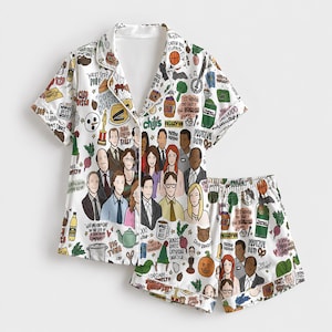 Könnte beinhalten: Ein weißes kurzärmeliges Schlafanzug-Set mit Knopfleiste und passender Shorts, das mit einem bunten Allover-Druck verschiedener Charaktere und ikonischer Gegenstände aus der Fernsehserie The Office versehen ist, inklusive Texten wie Big Tuna.